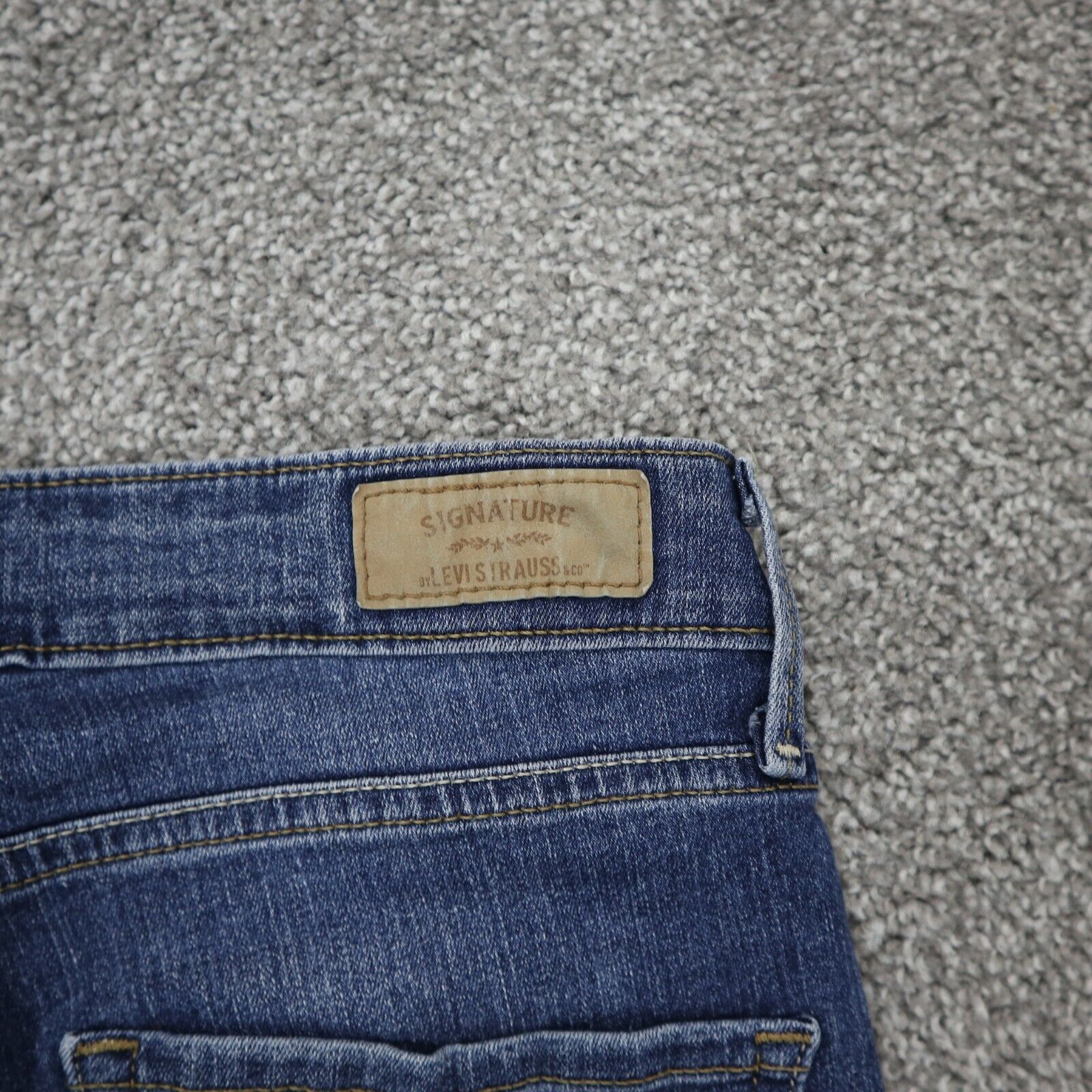 Signature levi deals strauss modern capri