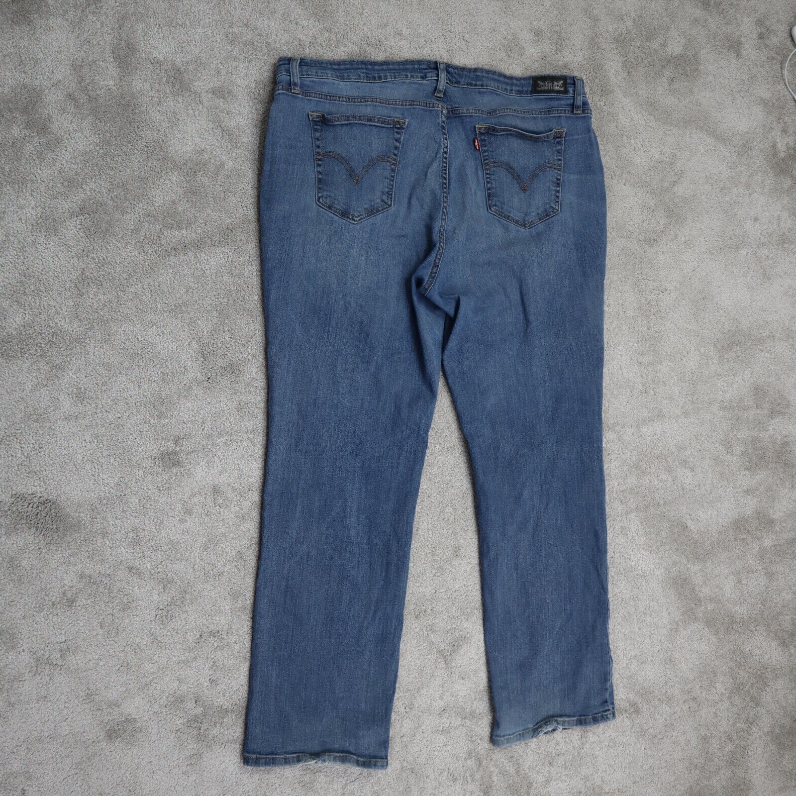 Levis 590 2024