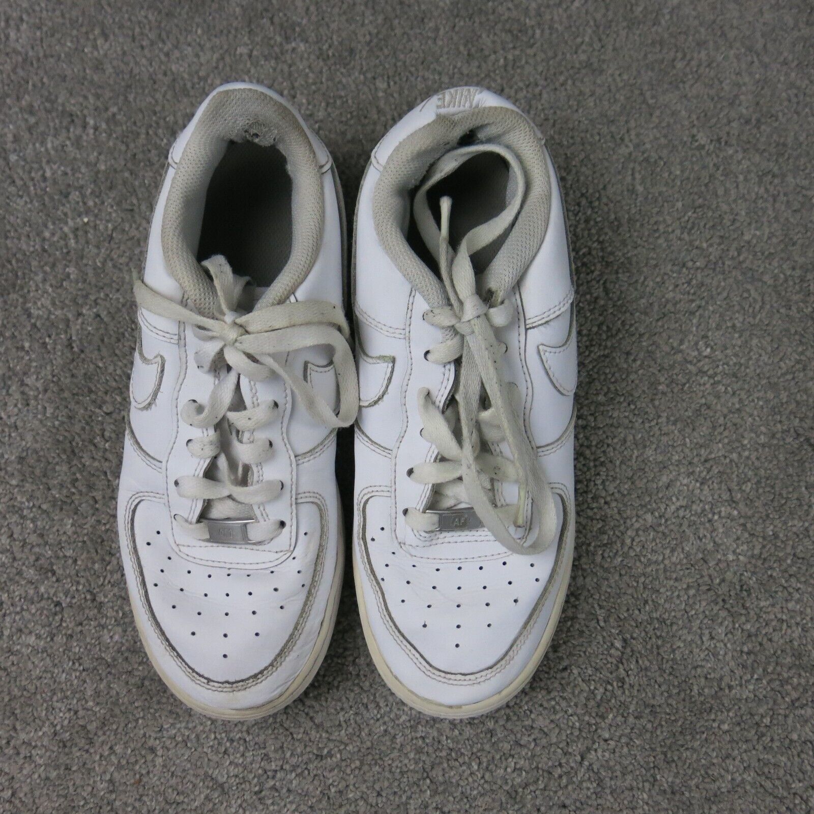 White nike youth clearance shoes